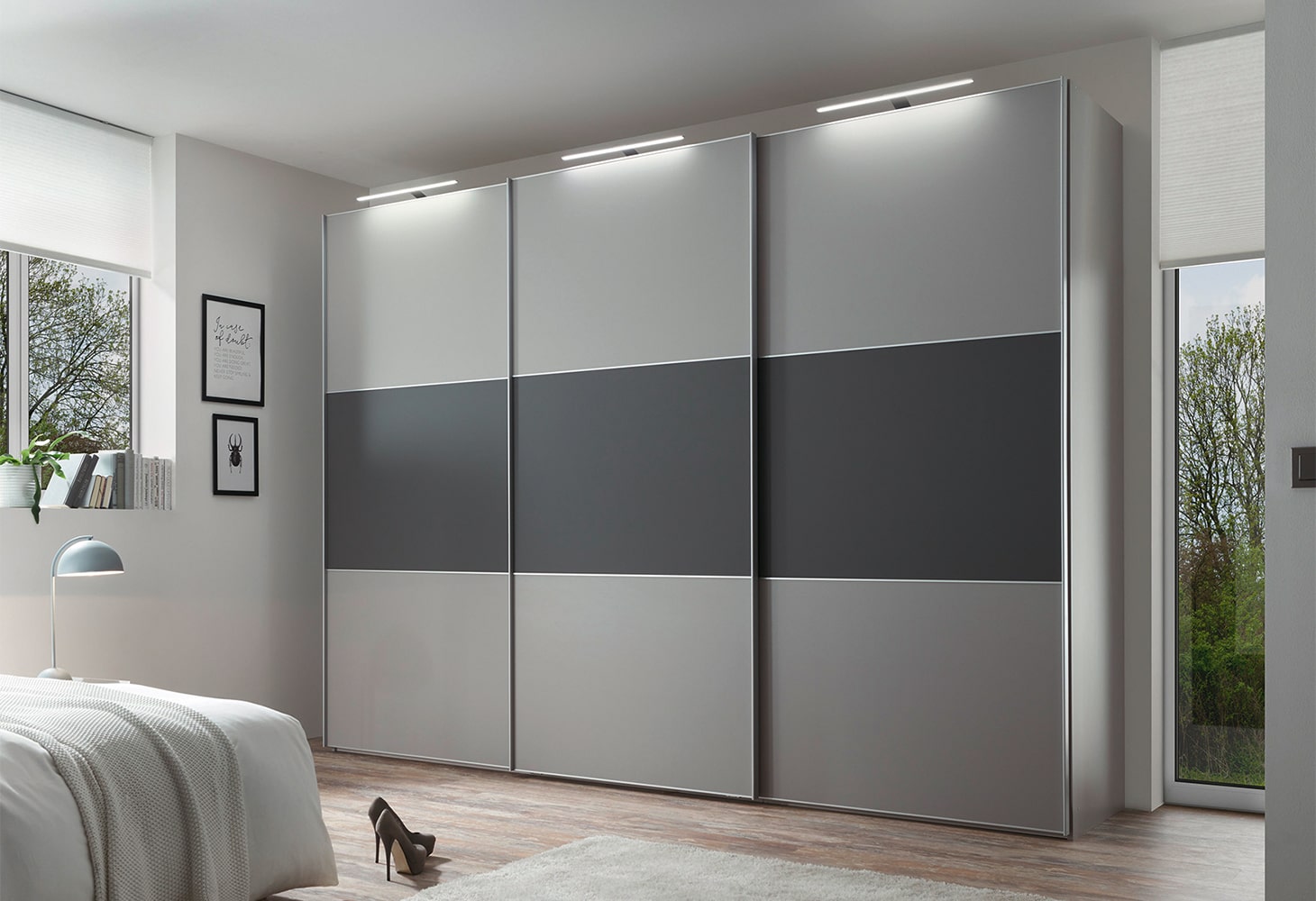 MÖBELSCHAU Schwebetürenschrank saphir