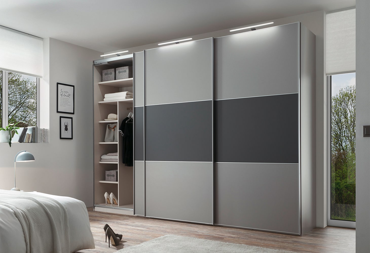 MÖBELSCHAU Schwebetürenschrank saphir