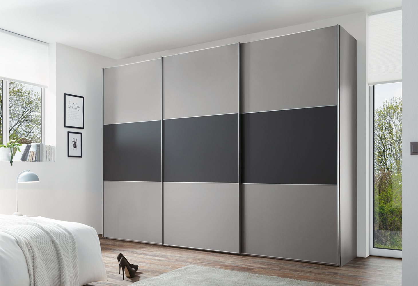 MÖBELSCHAU Schwebetürenschrank saphir